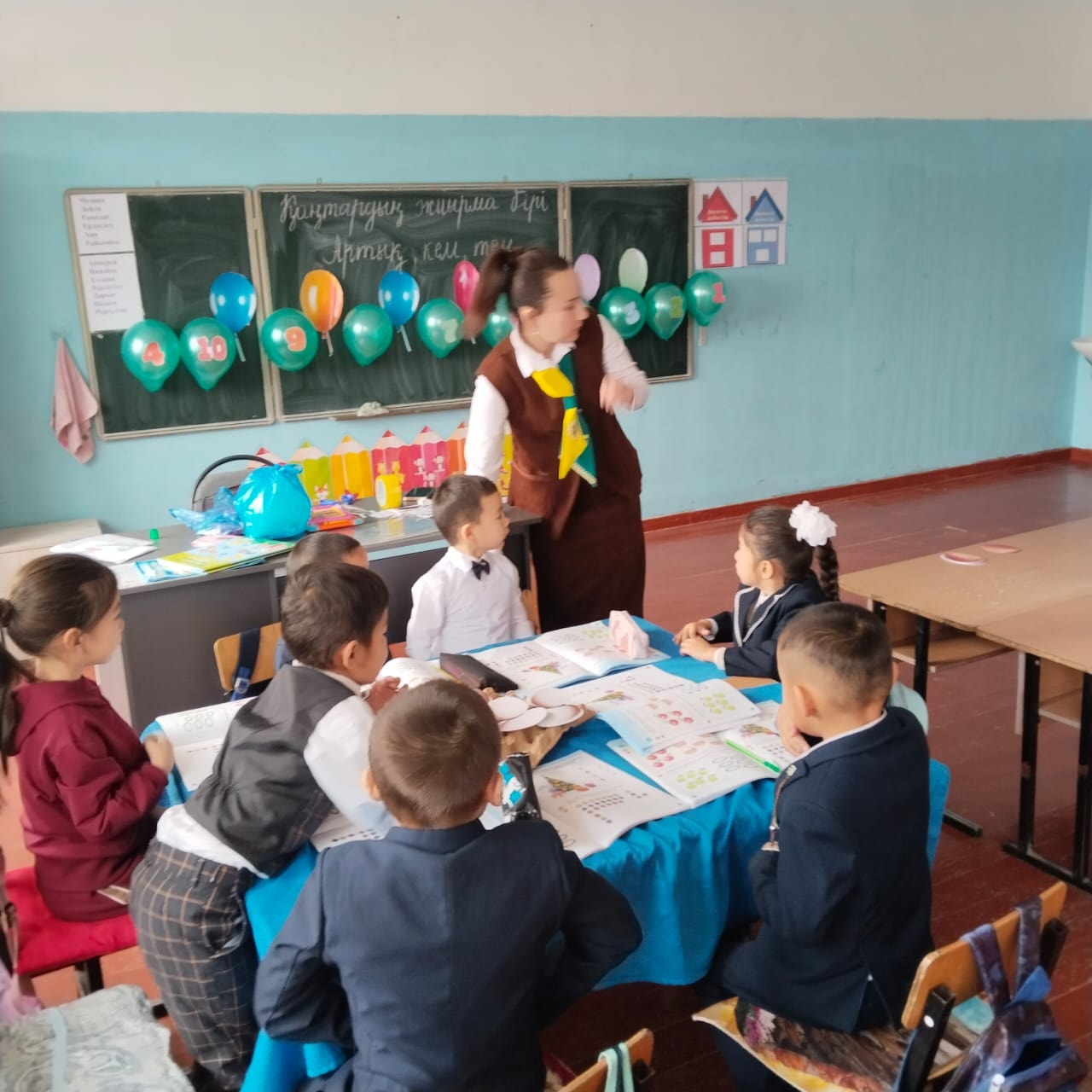 Балаларға заттарды санап, салыстыруды, «артық», «кем», «тең» ұғымдарын түсіндіруде