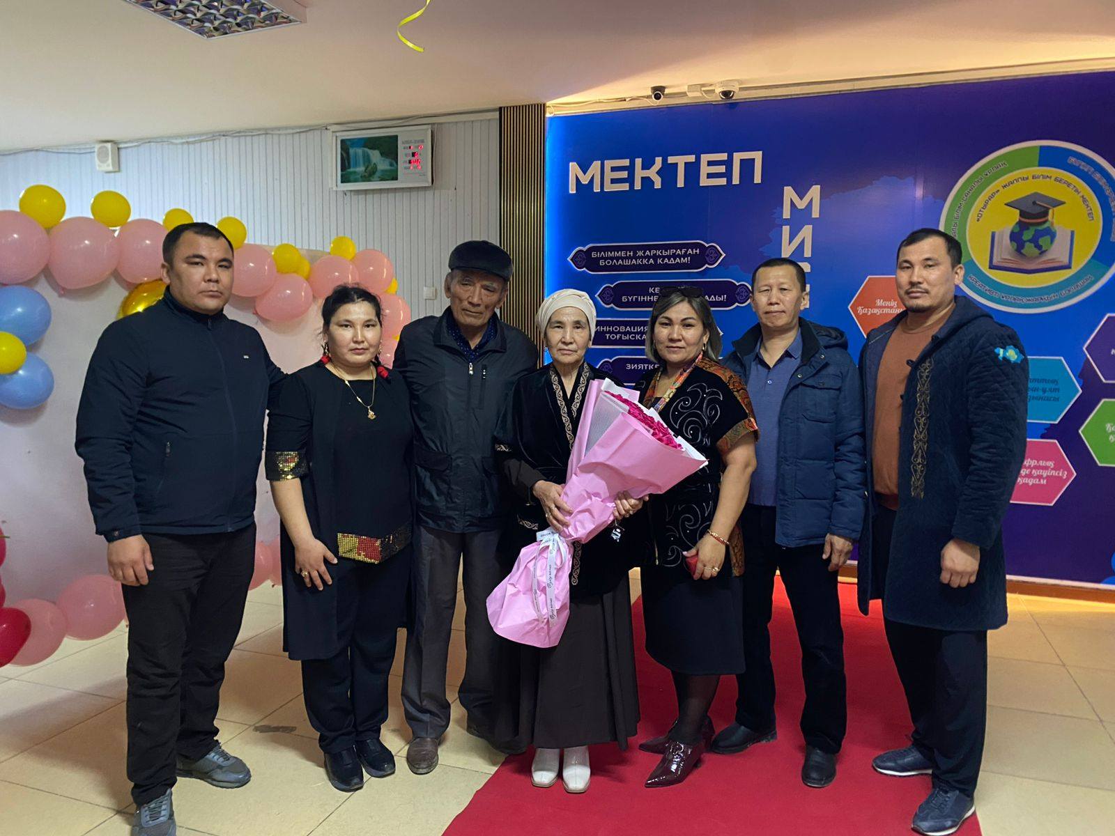 «Таза Қазақстан» акциясы аясында мектептің кіреберіс бұрышынан биологиялық бақ ашылды